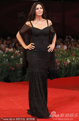 组图：《炎夏》发布会 贝鲁奇裹身黑裙秀玲珑曲线