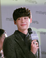 独家：韩星李钟硕北京呆萌看秀展小王子气质