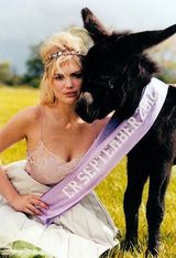 组图：超模凯特-阿普顿田园写真双峰高耸笑容甜美