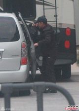 组图：李连杰发福现身 亲哥哥低调变助理抱衣服