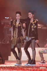 组图：Twins开唱庆出道十年 镇定处理现场意外