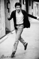 组图：邓超登《星尚》封面  引领初秋新风尚