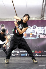 幻灯图：唐禹哲与彭于晏扮帅气选手大玩街舞