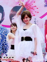 组图：王心凌穿白色薄纱裙演绎丝袜诱惑