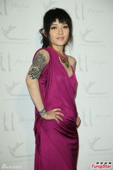 组图：范晓萱出席服装秀 大秀手臂劲酷纹身