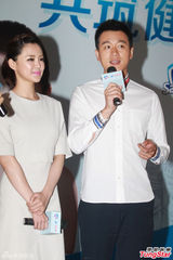 组图：佟大为关悦夫妻档亮相　大曝爱女趣事