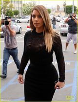 组图：卡戴珊网眼透视胸罩外露豪乳纤腰