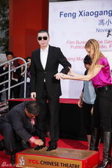 组图：冯小刚好莱坞留手印 长女亮相为父捧场