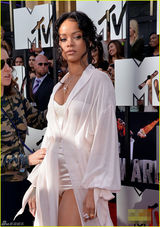 组图：蕾哈娜现身MTV颁奖红毯 化身性感巧克力