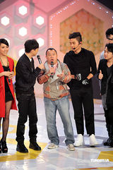 幻灯图：众艺人录制《劲歌金曲》 喜庆装扮迎新年