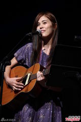 组图：普莉西亚登台献声 全场大合唱《茉莉花》