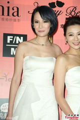 组图：黄小柔出嫁盼造人 穿低胸婚纱挽老公亮相