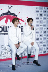 独家：东方神起出道十年开唱 白衣帅气兄弟情深