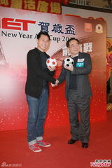 组图：张国强热爱足球 望与家人组队