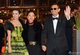 组图：评审团成员王家卫携妻陈以靳亮相