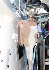 组图：Lady Gaga穿超短毛衣踩恨天高现身悉尼