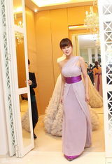 高清组图：关悦试装柏林红毯礼服 尽显优雅范儿