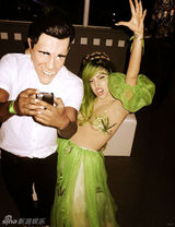 组图：LadyGaga化身绿精灵 裸上身办万圣节派对