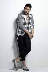 组图：任重最新时尚写真 拼接西装玩转夏日潮流