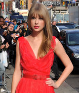 高清图：年度女人音乐奖泰勒-斯威夫特红裙美艳