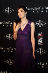 组图：佟大为关悦恩爱出席珠宝展 范冰冰优雅亮相