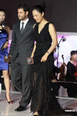 组图：姜文对妻子呵护有加 周韵与男模热聊晾老公