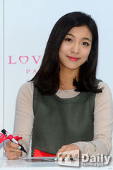 组图：f(x)签名会 Sulli清新Amber露手腕纹身