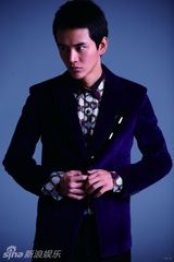 组图：黄明写真露肉秀胸肌 目光深邃展熟男魅力