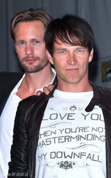 高清图：《真爱如血》剧组亮相 帕奎因红衣性感