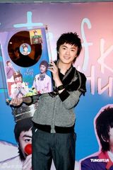 幻灯：洪卓立新专辑庆功 师妹诗雅送蛋糕献吻