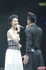 组图：雷颂德个唱献歌儿子 郑秀文助阵掀高潮