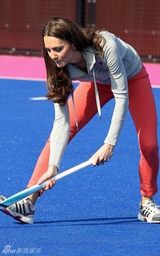 组图：凯特王妃玩曲棍球 大秀运动天赋