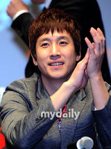 组图：韩星朴重勋李善均宣传韩国新片《逮捕王》