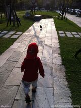 组图：微镜头下的小小志 呆萌可爱完胜童颜老爸