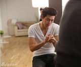 组图：玄彬拍广告秀纹身 V领白T对镜头猛放电