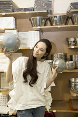 组图：吴佩慈巴黎休闲生活 坐木马逗趣照