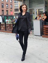 幻灯图集：米兰达-可儿拍广告 手牵蓝气球招摇过市