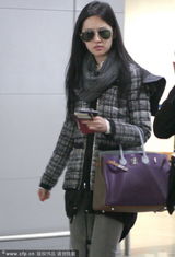 组图：刘亦菲潮装出街 墨镜遮面遇偷拍面露不悦