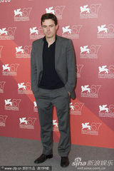 《我仍在这里》发布会 卡西-阿弗莱克帅气亮相(图)