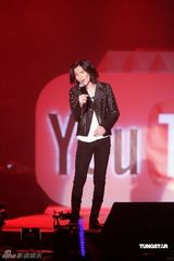 幻灯组图：萧敬腾着铆钉皮衣献唱 卢广仲瑶瑶泯恩仇