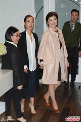 组图：林青霞现身支持继女 与生母张天爱同场