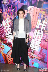 组图：杜汶泽西装登台说秀 夫妻当众热吻