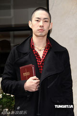 幻灯图：吴建豪小平头亮相 坦陈公司员工涉毒问题