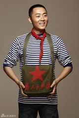 组图：沈晓海拍红色写真 青春飞扬追寻纯真烂漫