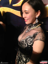 吕佳容透视低胸装抢镜 陈乔恩上手验货：好大