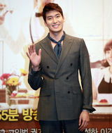 组图：韩剧《浪漫小镇》宣传 成宥利闵孝琳美腿PK