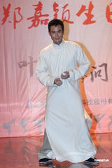 组图：郑嘉颖《叶问》剧组庆生 许愿拍戏不受伤