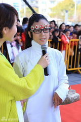 组图：杨丽萍再任评委 中式长卦配花边框镜搞怪