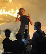 组图：蕾哈娜白纱长裙激凸 拍MV被烟熏敬业