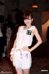 幻灯图：诸葛梓歧白色洋装清凉看秀 官恩娜将出书